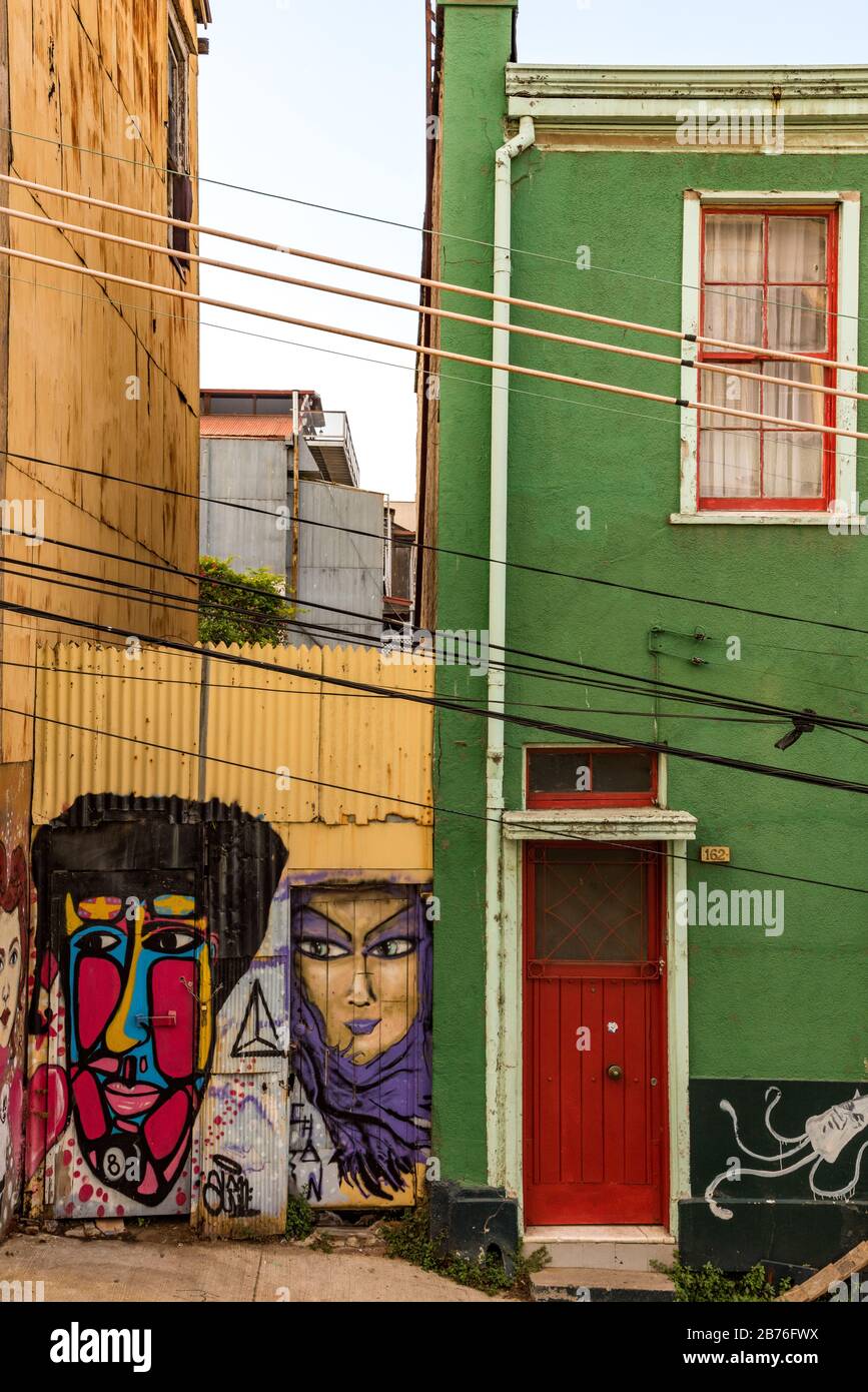 Valparaiso, Chile; 21. Januar 2018: Architektonisches Detail zweier sehr farbenprächtigen Häuser, eines Materialhauses mit roter Tür und Fenster sowie eines Blattes und Stockfoto