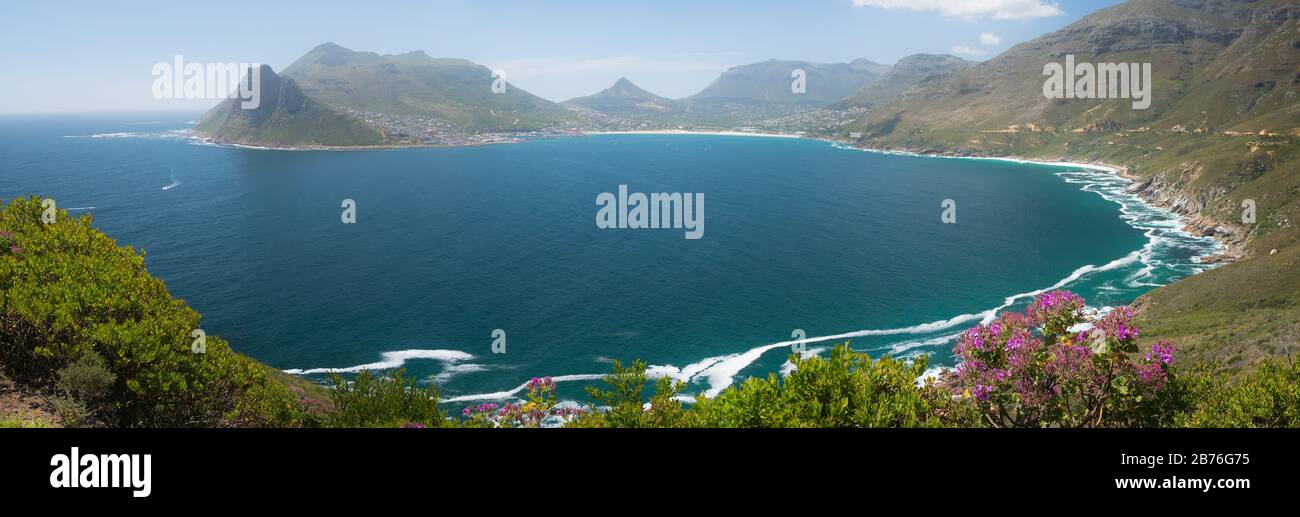 In der Nähe von Kapstadt, Südafrika - 30. November 2019 - Panoramablick auf die Hout Bay vom Chapman Peak Drive Stockfoto
