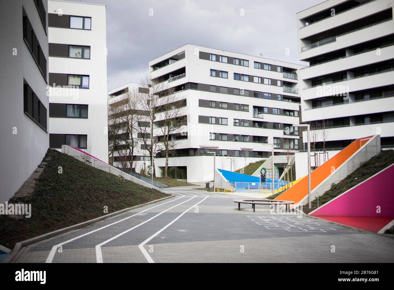 Posen, Großpolen, Polen. März 2020. Aufsatz über den Alltag in Posen (Polen) heute. Im Bild: Die moderne Wohnanlage und der Spielplatz. Kredit: Dawid Tatarkiewicz/ZUMA Wire/Alamy Live News Stockfoto