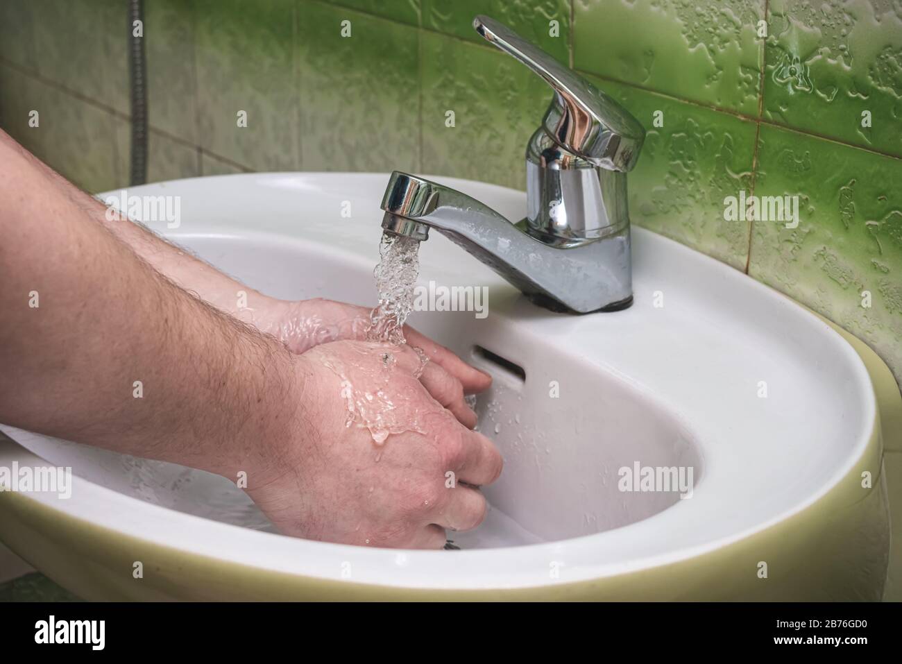 Waschen der Hände in der Spüle Schutz vor Bakterien Corona-Virus Stockfoto