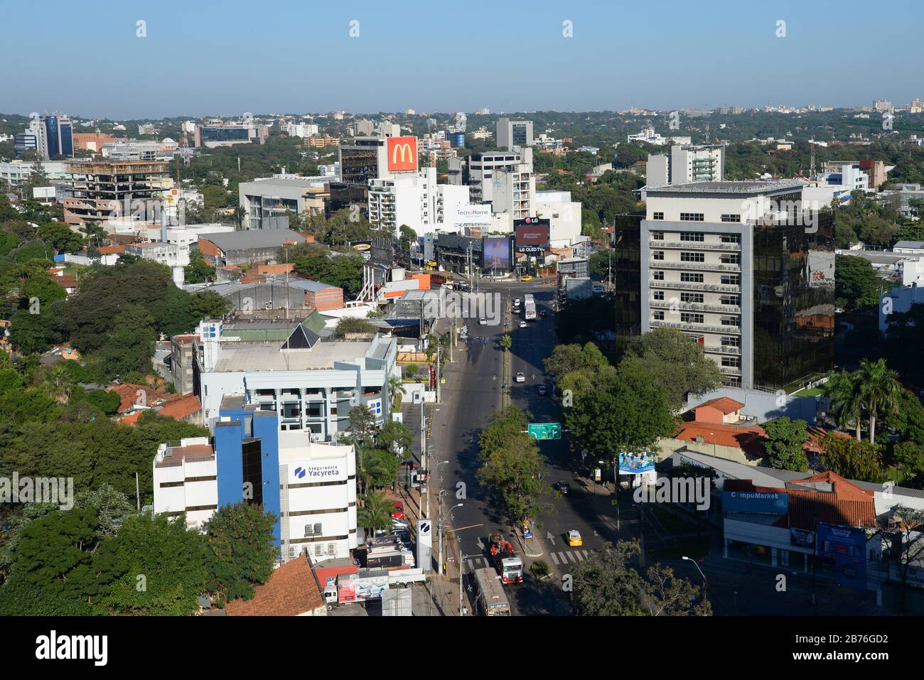 Avenue Aviadores del Chaco. Ein moderner Teil von Asuncion, Paraguay mit mehreren Geschäfts- und Bürogebäuden. Ycua Sati und Villa Morra. Stockfoto