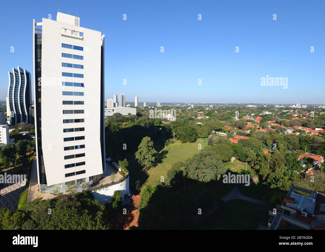 Hochansicht von Asuncion, Paraguay in Südamerika. Moderner Teil der Stadt mit hohen Wirtschaftsgebäuden und viel Vegetation. Stockfoto