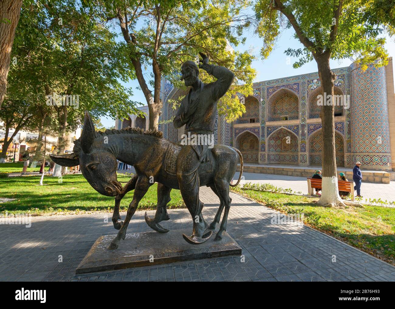 Denkmal für Hodja Nasreddin auf dem zentralen Stadtplatz. Er ist ein Nationalhelde der nationalen Folklore der zentralasiatischen Länder. Bronze Statue man Esel Stockfoto
