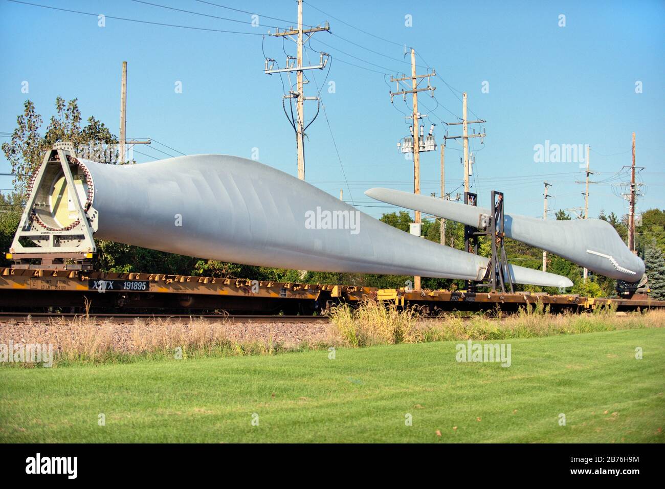 Genf, Illinois, USA. Ein Güterzug, der eine besondere Überlast von Windturbinenschaufeln transportiert. Stockfoto