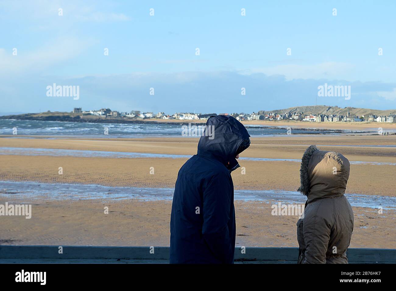 ELIE, SCHOTTLAND -27. JANUAR 2020: Die Riviera von Fife, Eliie im Januar: Sonnig, aber kalt von einem Paar in Anoraks gesehen Stockfoto
