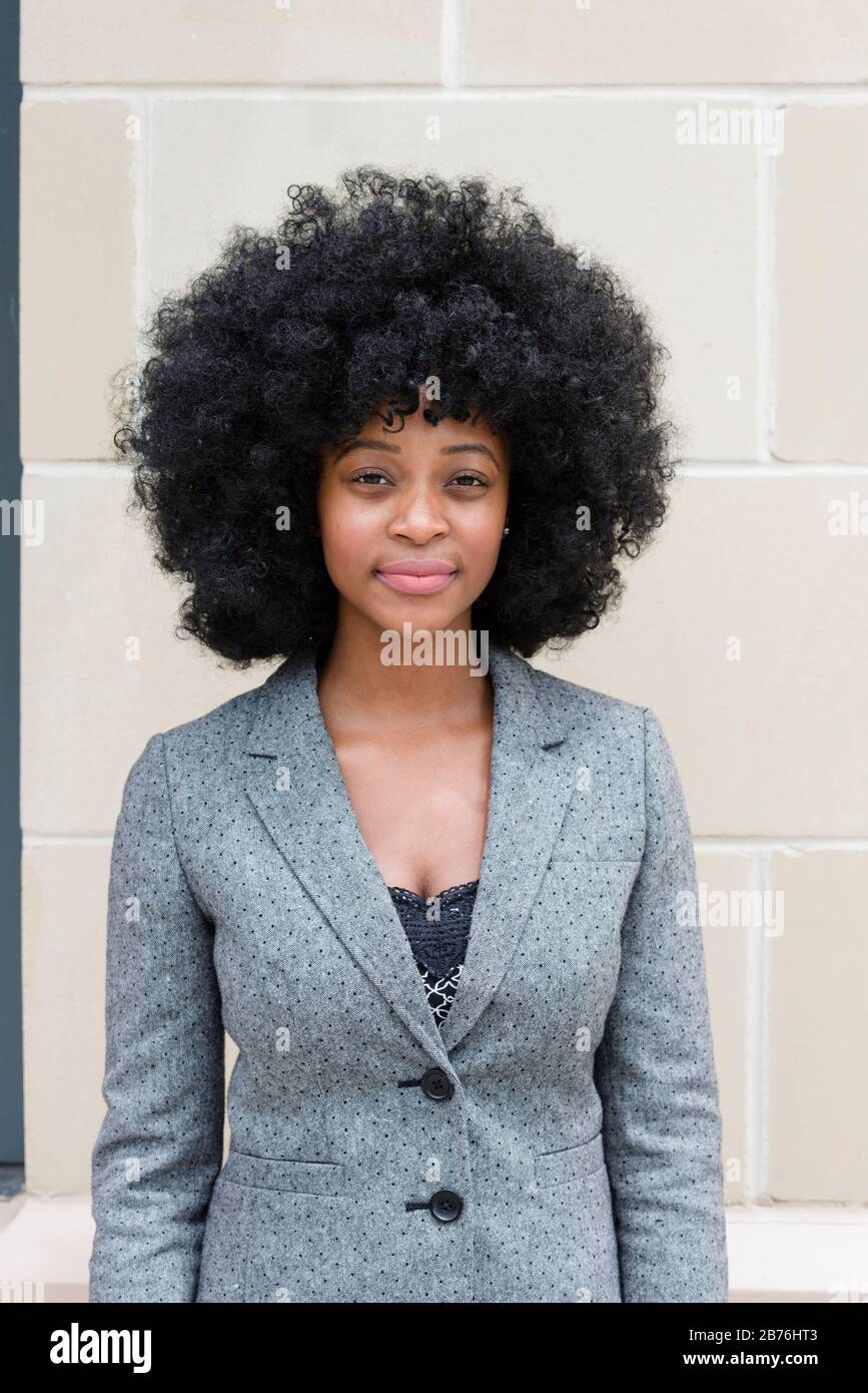 Junge Afroamerikanische Frau Im Freien Stockfoto