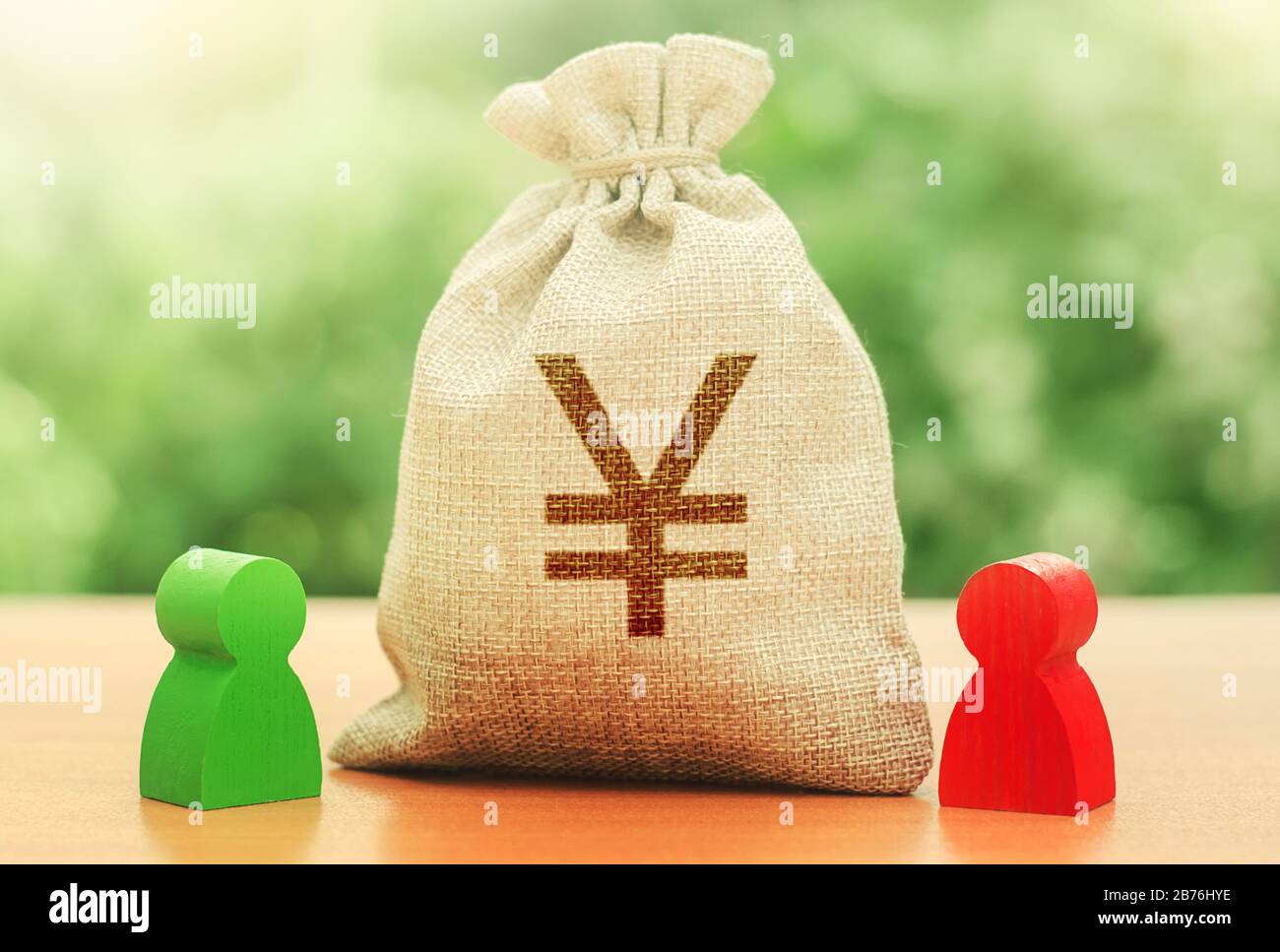 Yen Yuan Geldbeutel und ein Deal zwischen zwei Personen. Unternehmenskredite, Leasing. Handelsabkommen. Verhandlungen. Lösung von Streitigkeiten. Wettbewerb Stockfoto