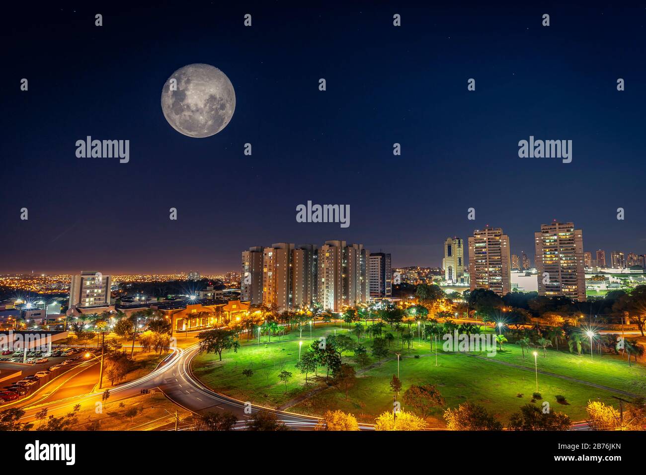 Super Moon scheint nachts in der Stadt Ribeirão Preto Stockfoto
