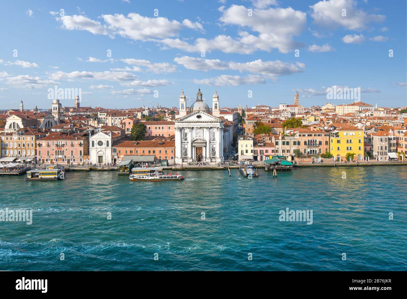 Vogelperspektive Blick auf die Kirche Santa Maria del Rosario, bekannt als I Gesuati, eine Kirche aus dem 18. Jahrhundert am großen Kanal Giudecca in Venedig, Italien. Stockfoto