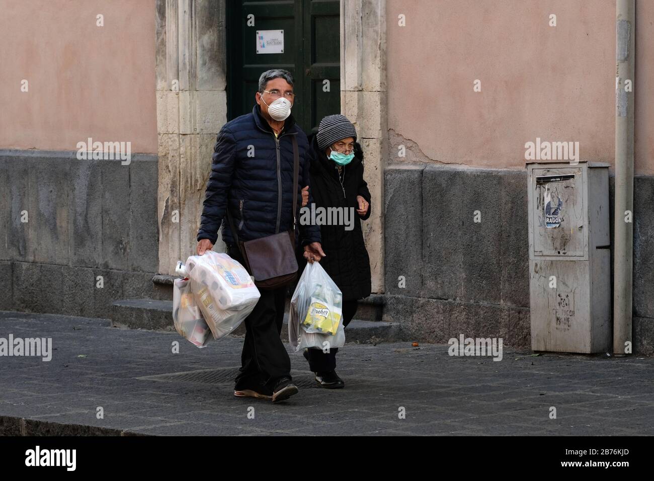 Coronavirus in Italien. Nicht identifizierte Personen, die Schutzmasken tragen Stockfoto