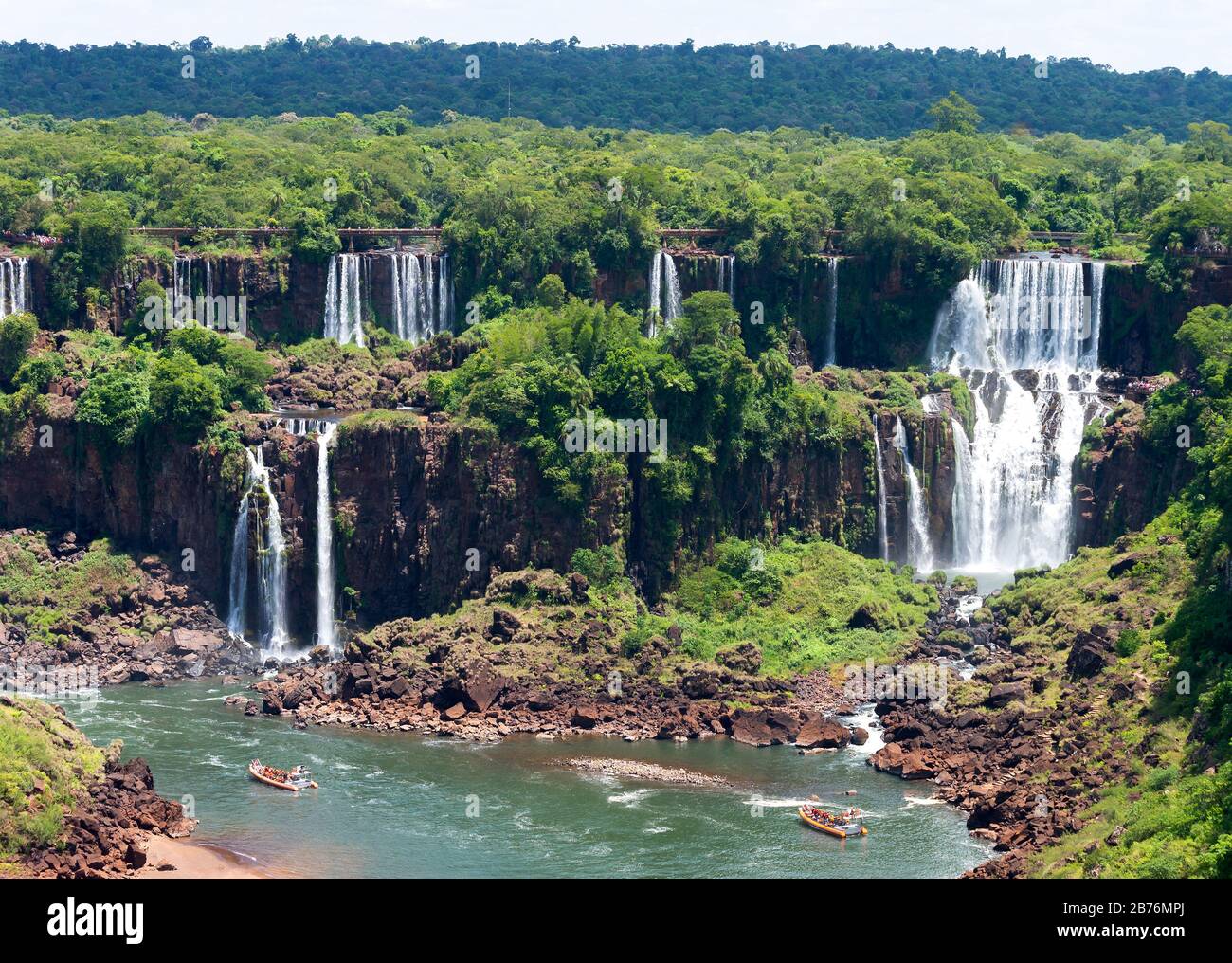 Blick auf die Cataratas do Iguaçu / Iguassu Wasserfälle an der Grenze von Brasilien und Argentinien. Regenwaldlandschaft mit mehreren Wasserfällen und Felsen sichtbar. Stockfoto