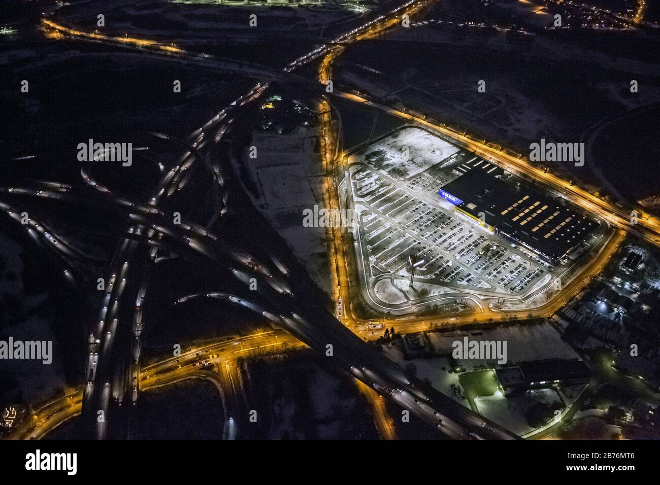 , IKEA Möbelhaus an der Kreuzung Duisburg-Nord in Duisburg bei Nacht, 13.12.2011, Luftaufnahme, Deutschland, Nordrhein-Westfalen, Ruhrgebiet, Duisburg Stockfoto
