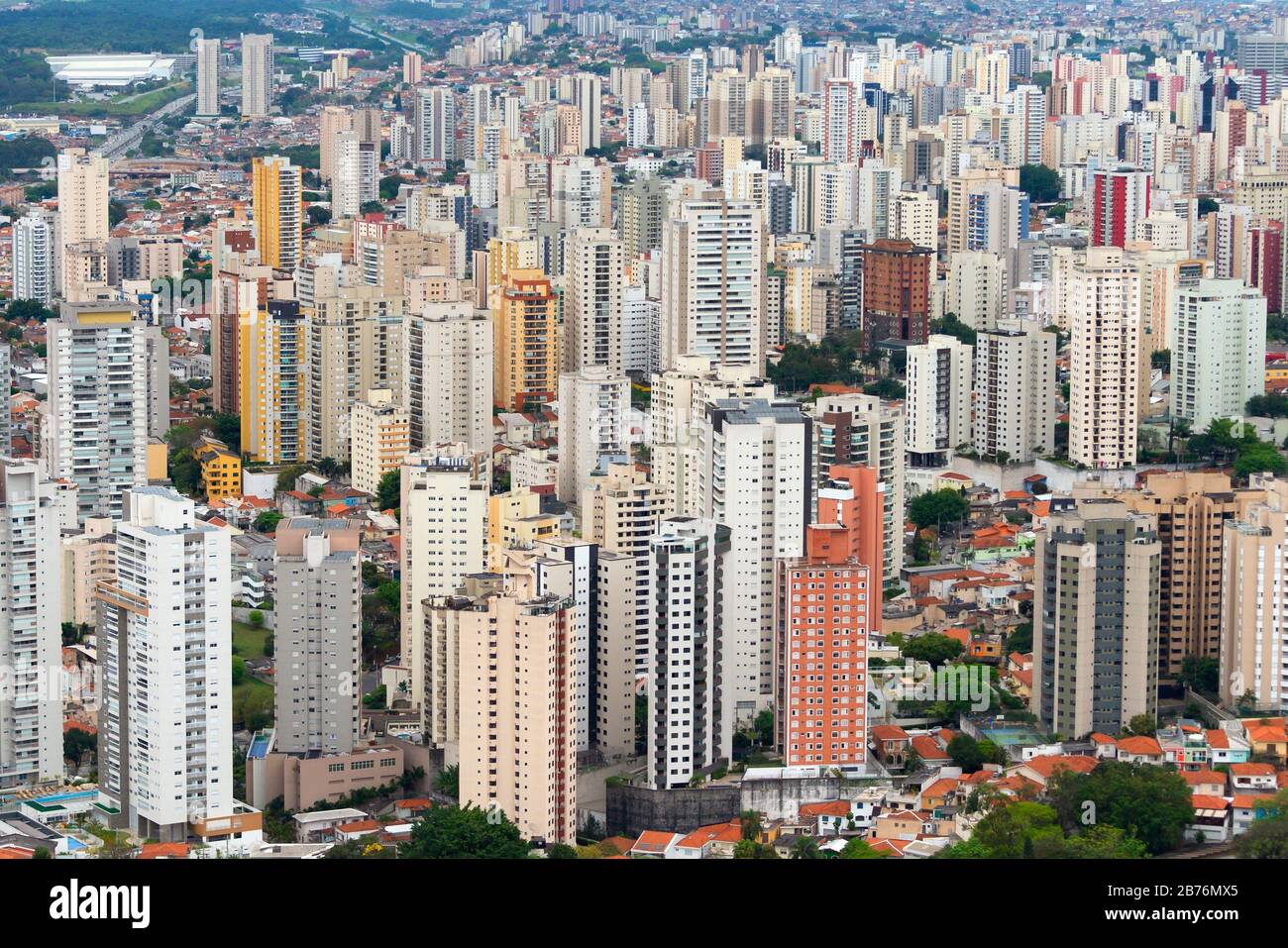 Luftbild des dicht besiedelten Sao Paulo, Brasilien mit mehreren Wohnhochhäusern. Stadt auch als Betondschungel bezeichnet. Stockfoto