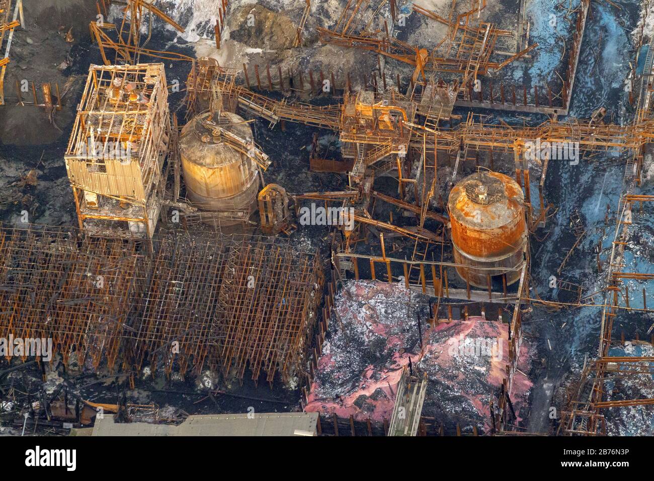Ausgebrannte Lagerhalle auf dem Gelnde des Dngemittelherstellers COMPO im  Rheinhafen Krefeld, 10.10.2012, Luftaufnahme, Deutschland,  Nordrhein-Westfalen, Krefeld Stockfotografie - Alamy