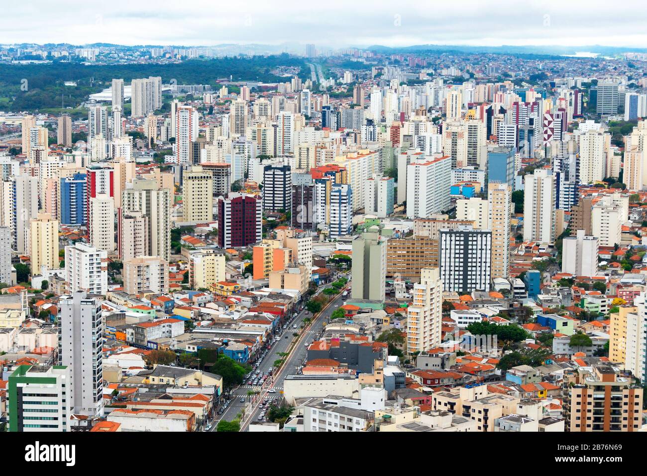 Luftaufnahme von Sao Paulo, Brasilien mit mehreren Wohntürmen. Stadt aufgrund der hohen Populationsdichte auch als Betondschungel bezeichnet. Stockfoto