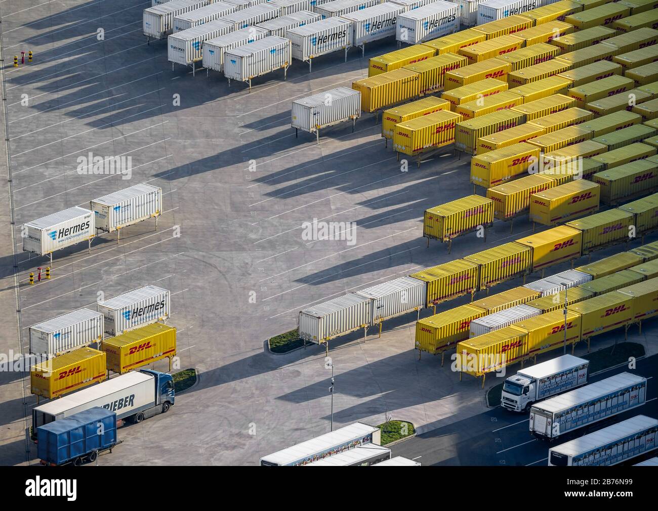 LKW-Container-Logistikunternehmen DHL Anhänger und Sattelauflieger Hermes in Hamm, 04.02.2014, Luftaufnahme, Deutschland, Nordrhein-Westfalen, Ruhrgebiet, Hamm Stockfoto