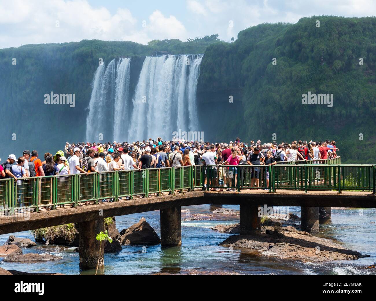Riesige Touristenmassen an den Iguassu Wasserfällen, auch bekannt als Cataratas do Iguaçu in Brasilien. Mehrere Touristen, die den Tourismus überflüglten. Stockfoto