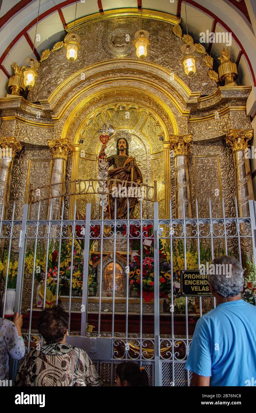 Lima, Peru - 15. Januar 2017: Katholische Figur Jesu mit Peolpe in der Kathedrale von Lima anstarrt Stockfoto
