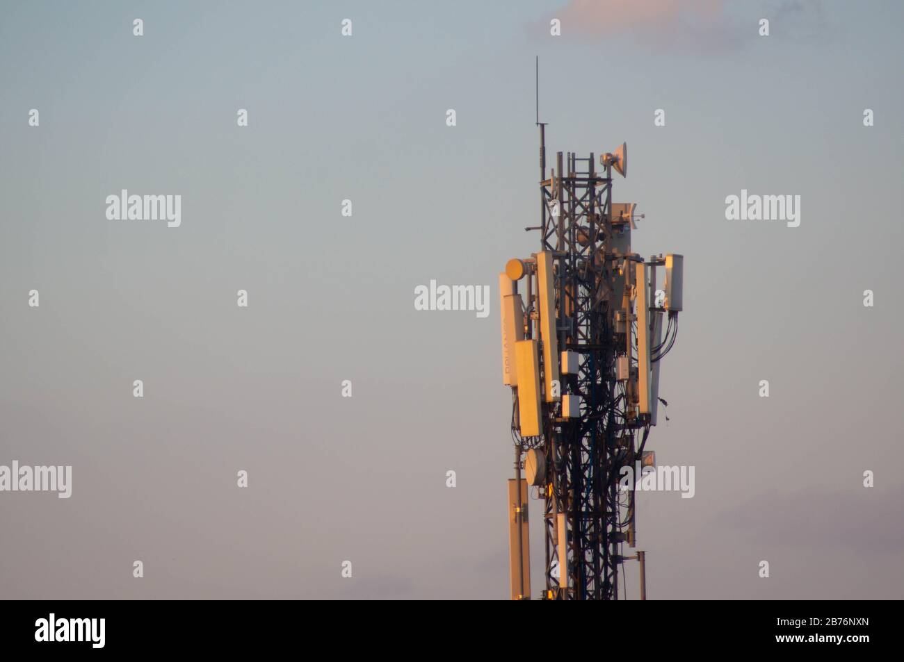 Jaipur, Indien, ca. 2020 - Foto eines Telefonturms inmitten einer Wohngegend. Der Turm besteht aus Metall und wird für Bo verwendet Stockfoto