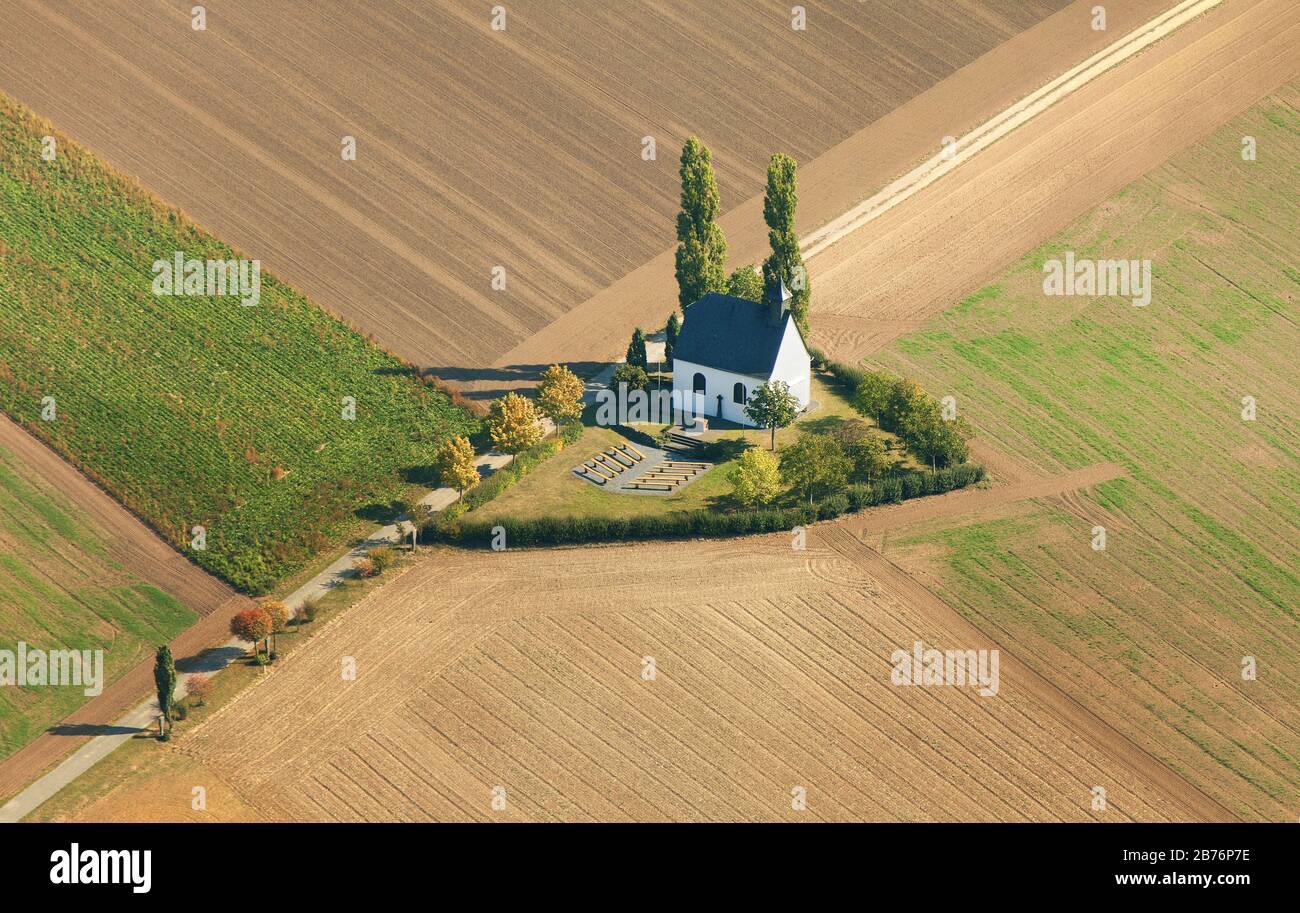 , kleine Kapelle Heilig-Kreuz-Kapelle, Heilig-Kreuz-Kapelle, Mertloch, 25.09.2011, Luftbild, Deutschland, Rheinland-Pfalz, Maifeld Stockfoto