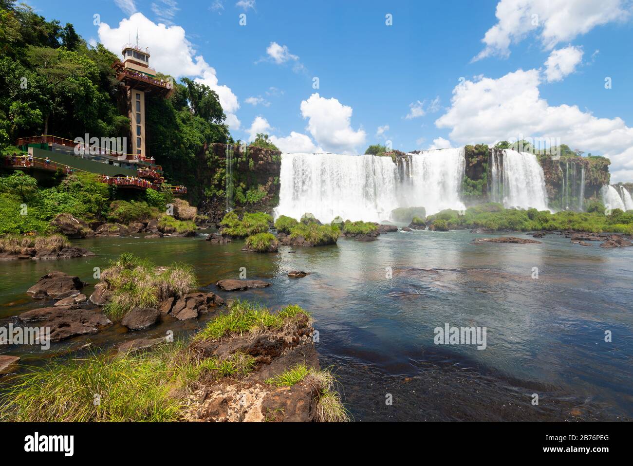 Cataratas do Iguaçu Naturlandschaft in Südamerika mit mehreren Wasserfällen. Infrastruktur des Nationalparks, die einen Turm/Aufzug für Touristen zeigt. Stockfoto