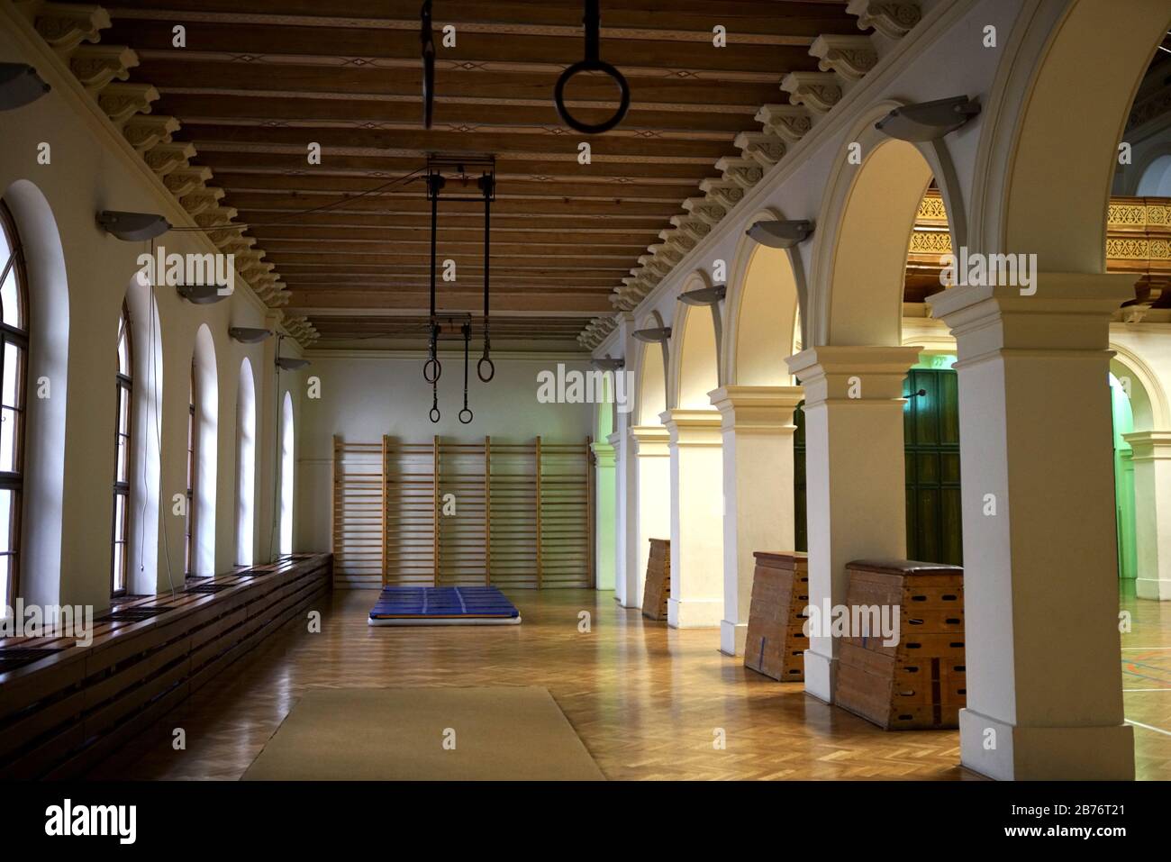 Prag, Tschechien. März 2020. Am 13. März 2020 ist in Prag, Tschechien, eine leere Turnhalle zu sehen. Die tschechische Regierung erklärte am Donnerstag nach einer außerordentlichen Kabinettssitzung zum COVID-19-Ausbruch einen 30-tägigen Ausnahmezustand. Der öffentliche Zugang zu Sportanlagen, Turnhallen, Schwimmbädern, Wellnesseinrichtungen und Saunen, Musik- und Sozialvereinen, Bibliotheken oder Galerien ist am Freitag ab 6 Uhr verboten. Credit: Dana Kesnerova/Xinhua/Alamy Live News Stockfoto