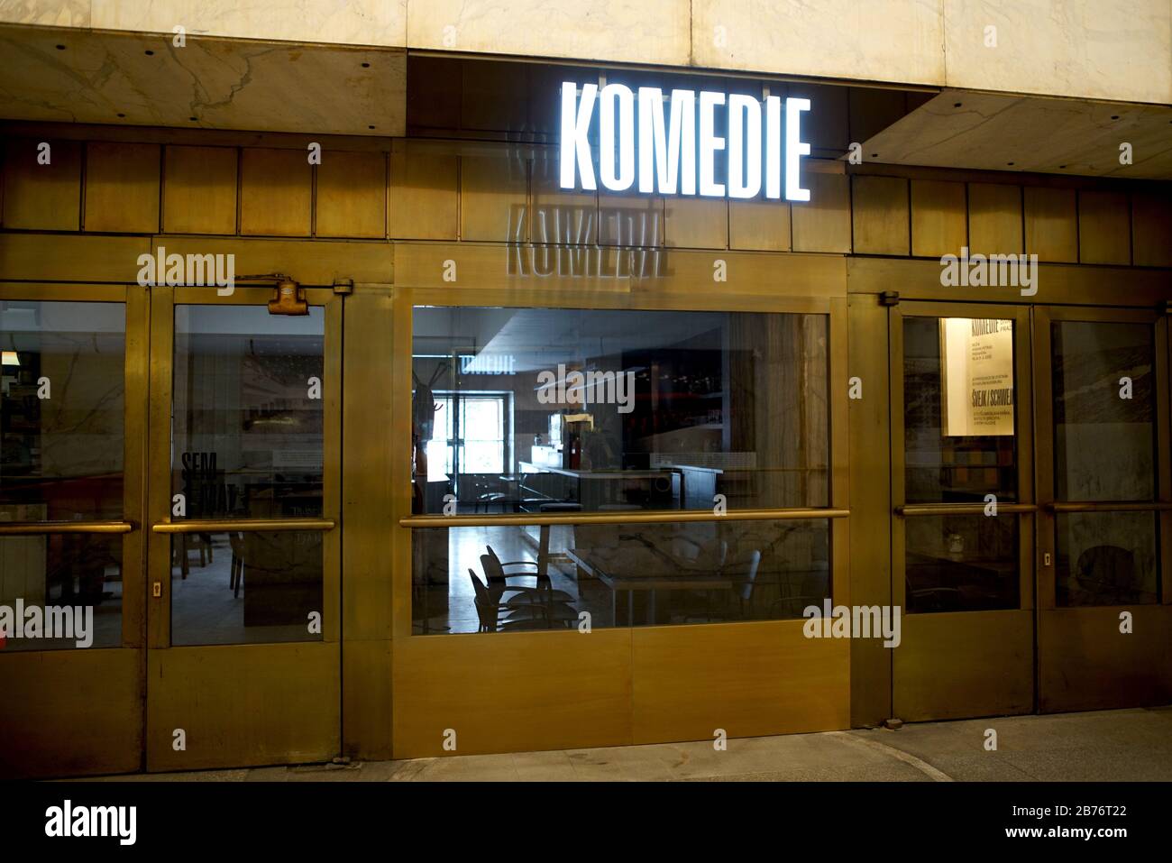 Prag, Tschechien. März 2020. Am 13. März 2020 ist in Prag, Tschechien, ein Theater geschlossen. Die tschechische Regierung erklärte am Donnerstag nach einer außerordentlichen Kabinettssitzung zum COVID-19-Ausbruch einen 30-tägigen Ausnahmezustand. Der öffentliche Zugang zu Sportanlagen, Turnhallen, Schwimmbädern, Wellnesseinrichtungen und Saunen, Musik- und Sozialvereinen, Bibliotheken oder Galerien ist am Freitag ab 6 Uhr verboten. Credit: Dana Kesnerova/Xinhua/Alamy Live News Stockfoto