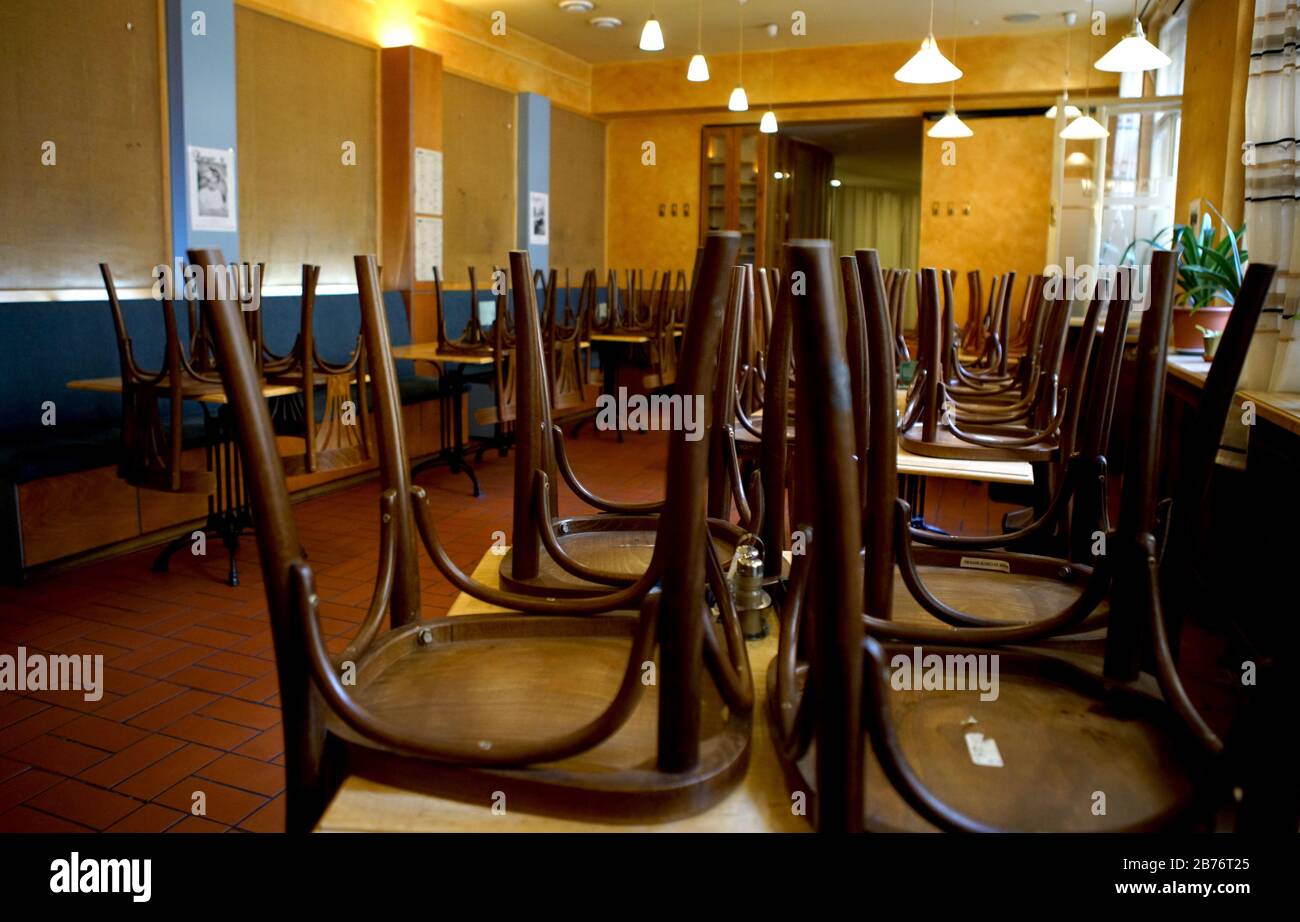 Prag, Tschechien. März 2020. Ein Restaurant ist am 13. März 2020 in Prag, Tschechien, geschlossen. Die tschechische Regierung erklärte am Donnerstag nach einer außerordentlichen Kabinettssitzung zum COVID-19-Ausbruch einen 30-tägigen Ausnahmezustand. Der öffentliche Zugang zu Sportanlagen, Turnhallen, Schwimmbädern, Wellnesseinrichtungen und Saunen, Musik- und Sozialvereinen, Bibliotheken oder Galerien ist am Freitag ab 6 Uhr verboten. Credit: Dana Kesnerova/Xinhua/Alamy Live News Stockfoto