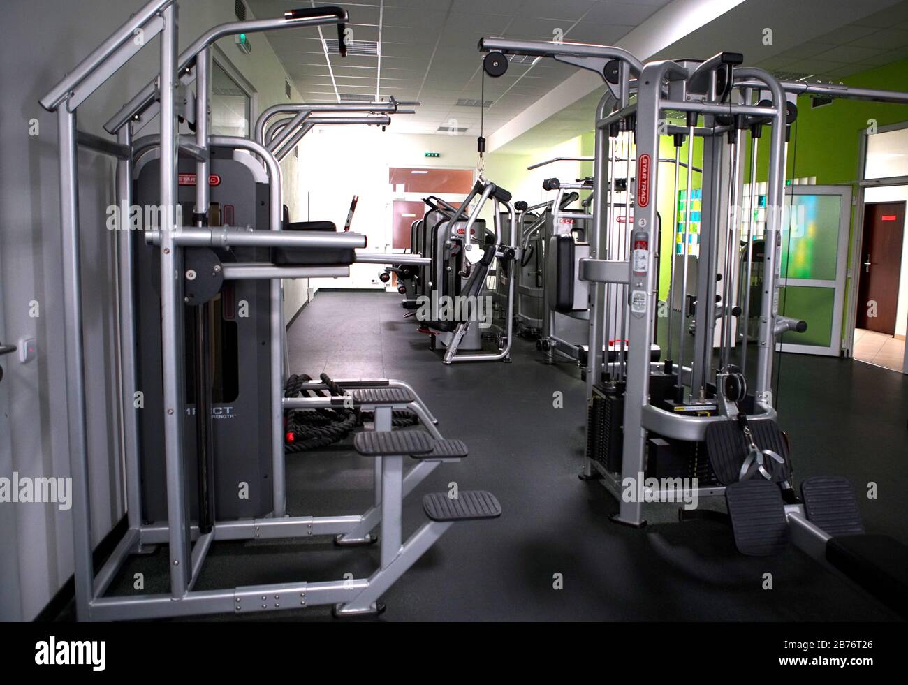 Prag, Tschechien. März 2020. Am 13. März 2020 ist in Prag, Tschechien, eine leere Turnhalle zu sehen. Die tschechische Regierung erklärte am Donnerstag nach einer außerordentlichen Kabinettssitzung zum COVID-19-Ausbruch einen 30-tägigen Ausnahmezustand. Der öffentliche Zugang zu Sportanlagen, Turnhallen, Schwimmbädern, Wellnesseinrichtungen und Saunen, Musik- und Sozialvereinen, Bibliotheken oder Galerien ist am Freitag ab 6 Uhr verboten. Credit: Dana Kesnerova/Xinhua/Alamy Live News Stockfoto