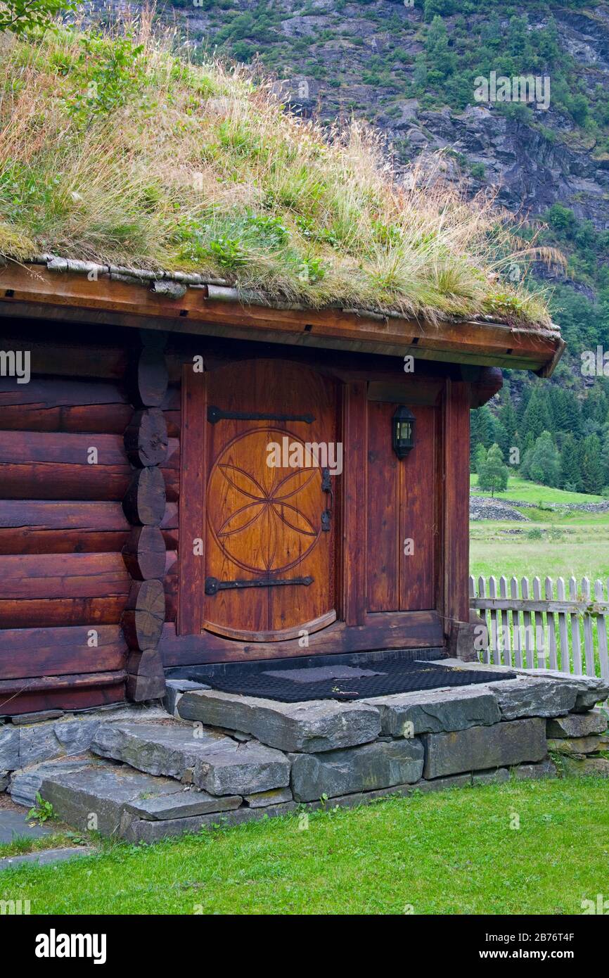 Sod Roof Building in Flamsdalen Valley, Flam, Sognefjorden, Western Fjords, Norwegen, Skandinavien Stockfoto