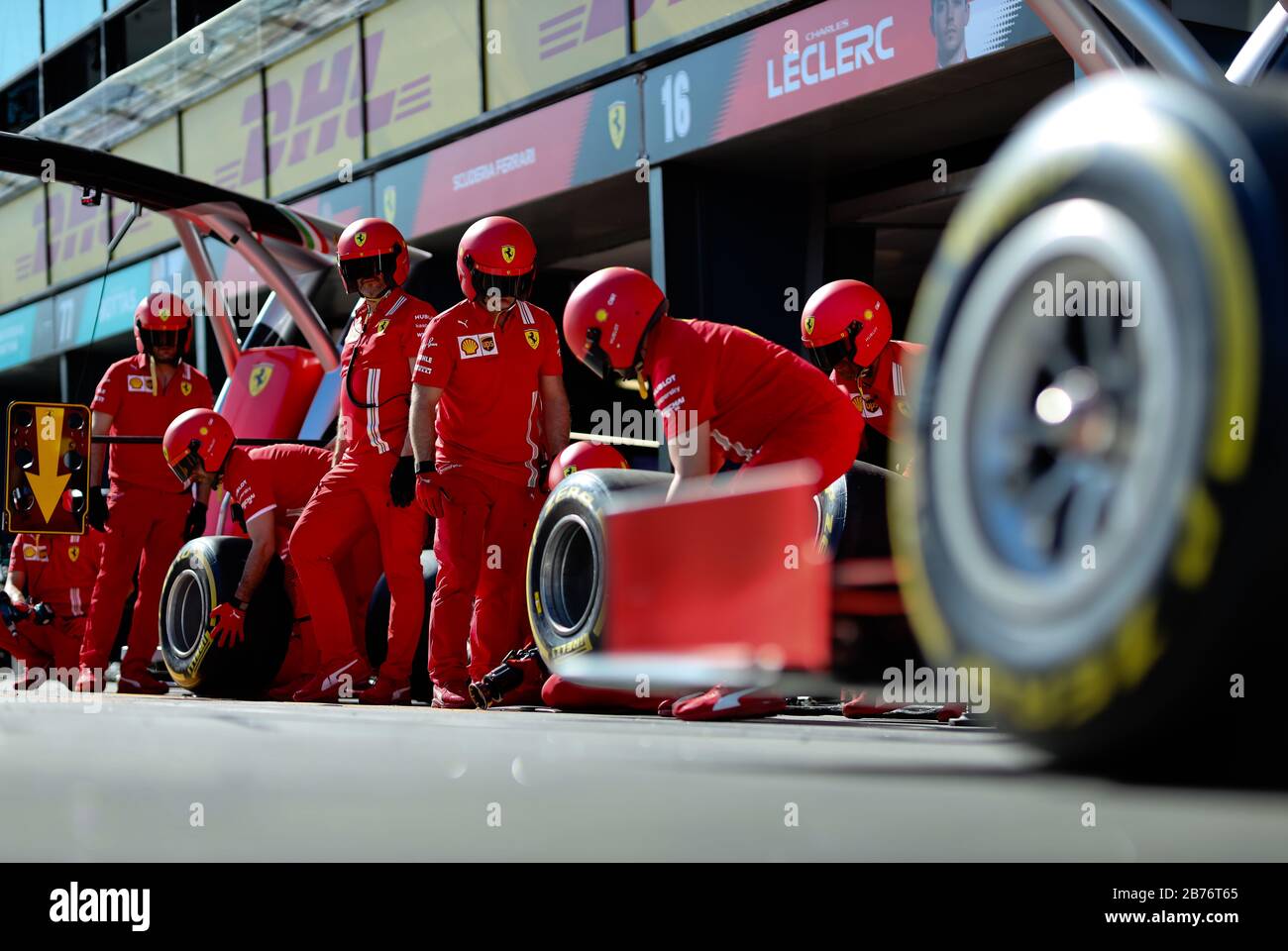 Das Team Ferrari probt einen Reifenwechsel in der Boxengasse vor dem Grand Prix der australischen Formel 1 Stockfoto