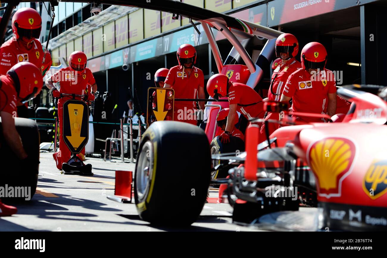 Das Team Ferrari probt einen Reifenwechsel in der Boxengasse vor dem Grand Prix der australischen Formel 1 Stockfoto