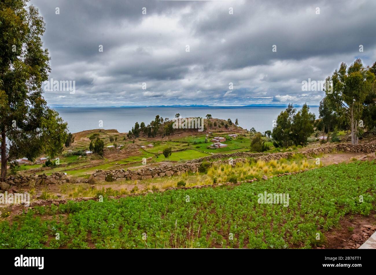 Blick auf den Titikaka-See und die Plantagen auf der Taquile-Insel Stockfoto