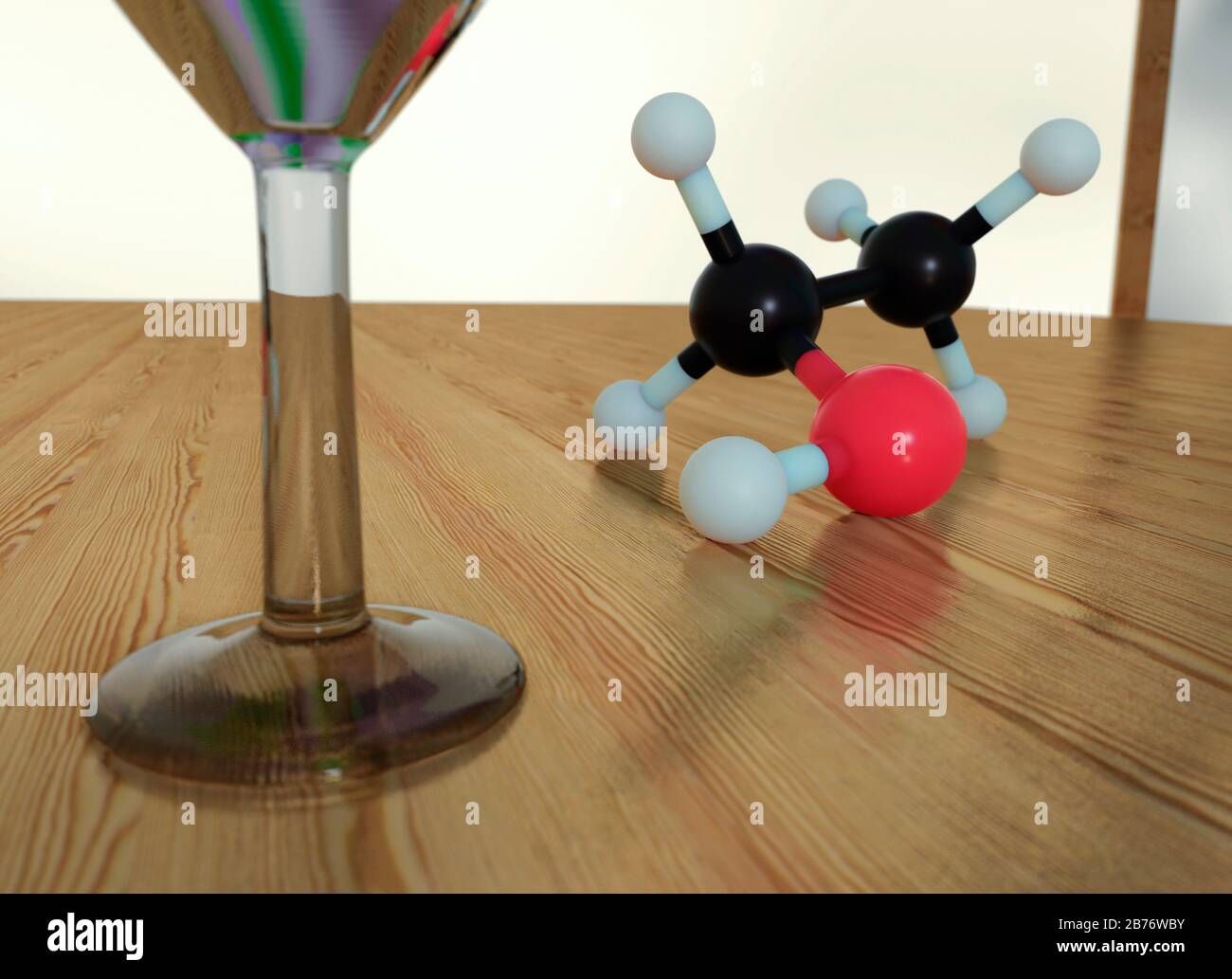 Martini-Glas und Modell des Ethanolmoleküls (Alkohol). Das Molekül hat zwei Kohlenstoff-, einen Sauerstoff- und sechs Wasserstoffatome. Stockfoto