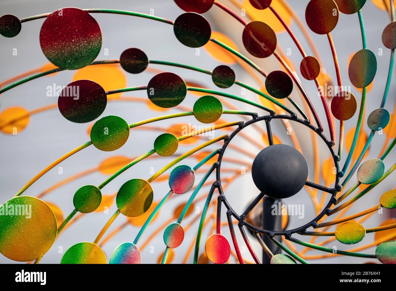 Nahaufnahme der farbenfrohen Spiralskulptur aus Metall - Asheville, North Carolina, USA Stockfoto