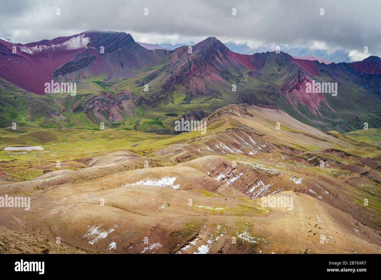 Rotes Tal in der Nähe des Regenbogenbergs Vinicunca in der Cordillera de Vilcanta, Region Cusco, Peru. Stockfoto