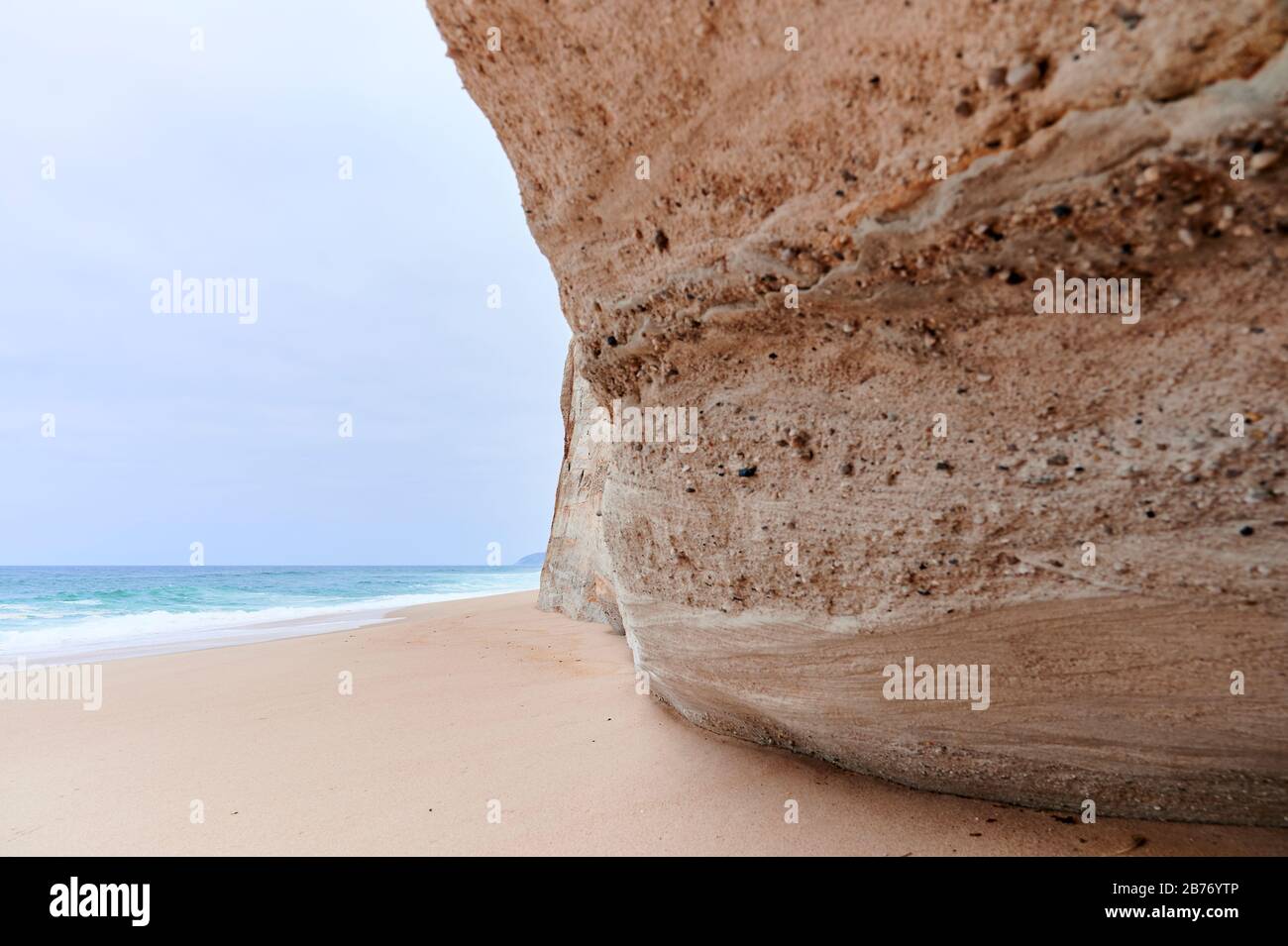 Die weißen Klippen am leeren Strand an einem bewölkten Tag Stockfoto