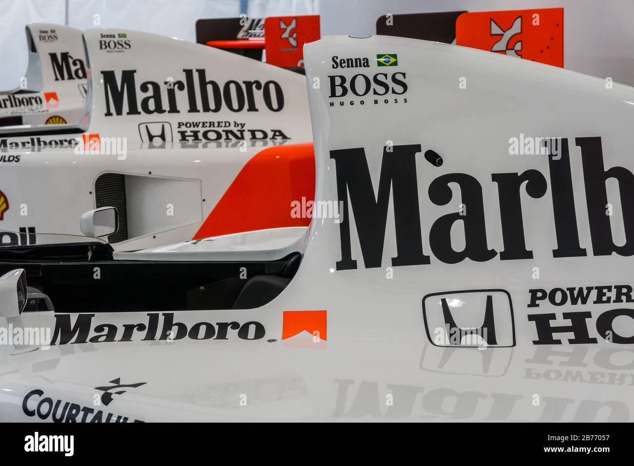 Nahaufnahme eines McLaren Honda MP4/7 in der Honda Collection Hall in Suzuka, Japan, mit einem MP4-5 im Hintergrund. Stockfoto