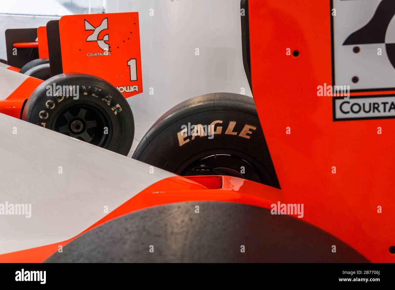 Nahaufnahme eines McLaren Honda MP4/7 in der Honda Collection Hall in Suzuka, Japan, mit einem MP4-5 im Hintergrund. Stockfoto
