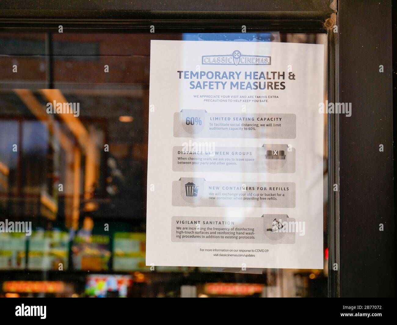 Oak Park, Illinois, USA. März 2020. Eine Gesundheitsberatung am Fenster eines Kinos in diesem westlichen Vorort von Chicago. In der Mitteilung werden Vorsichtsmaßnahmen bei der Reaktion auf die Coronavirus/COVID-19-Pandemie erläutert. Stockfoto