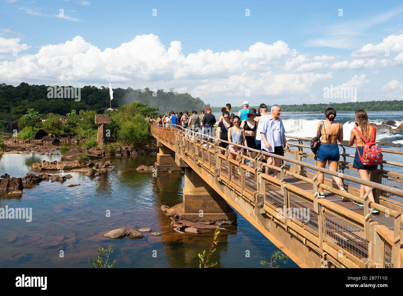 Geschäftige Spazierwege mit Touristen als Folge der Karnevalsferien in Foz do Iguaçu Brasilien und Argentinien. Holzbrücke über Wasser im Iguazu-Nationalpark. Stockfoto