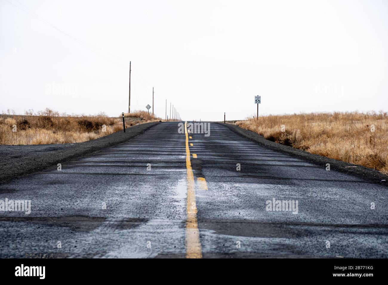 Ein leeres Straßen- und Straßenschild durch Weizenkulturen in der Nähe von Pullman, WA Stockfoto