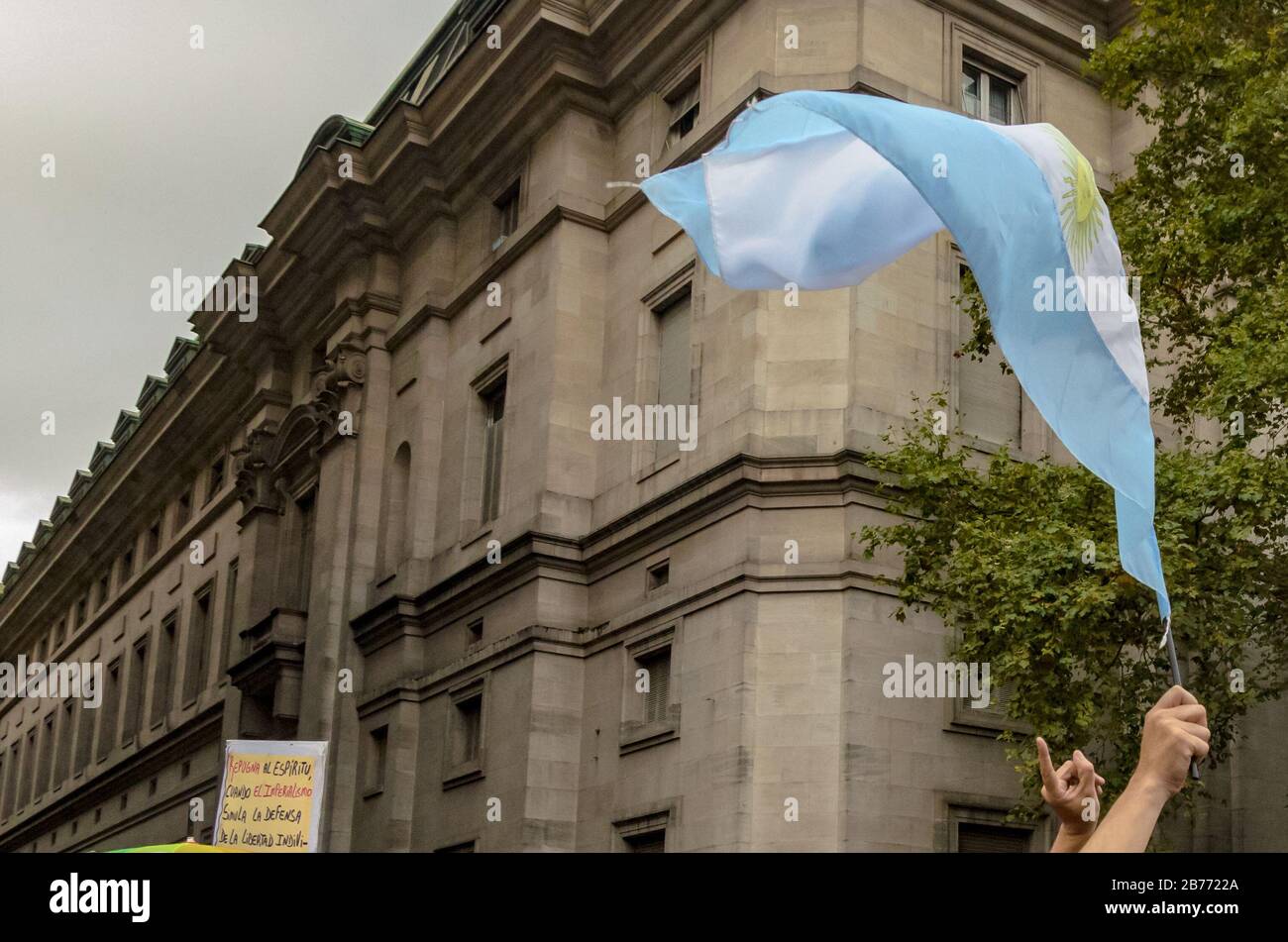 Argentinische Flagge, die in den Händen einer Person fliegt Stockfoto