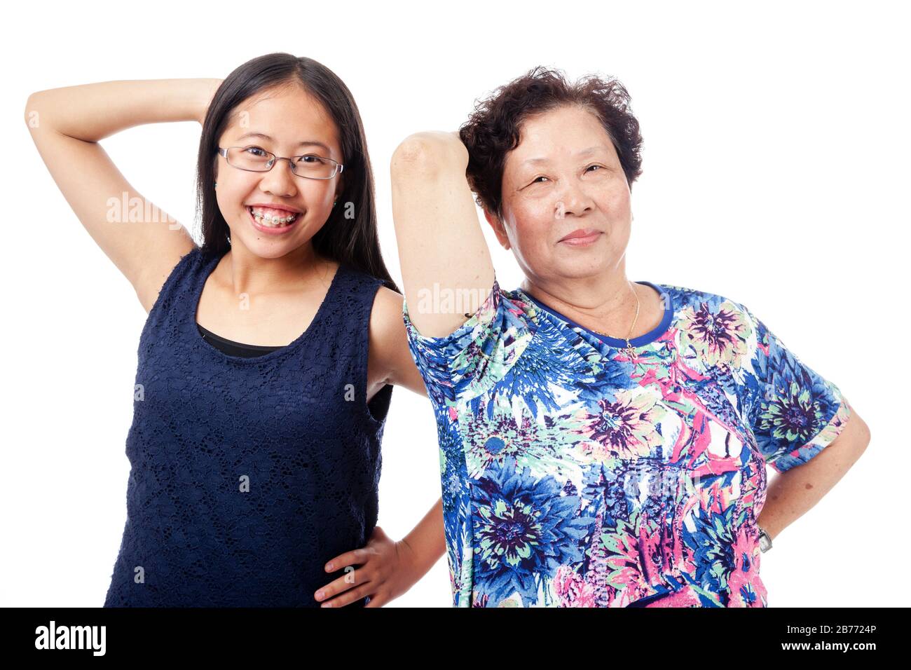 Asiatische Großmutter und Enkelin, die Spaß haben, im Studio zu posieren, isoliert auf Weiß Stockfoto
