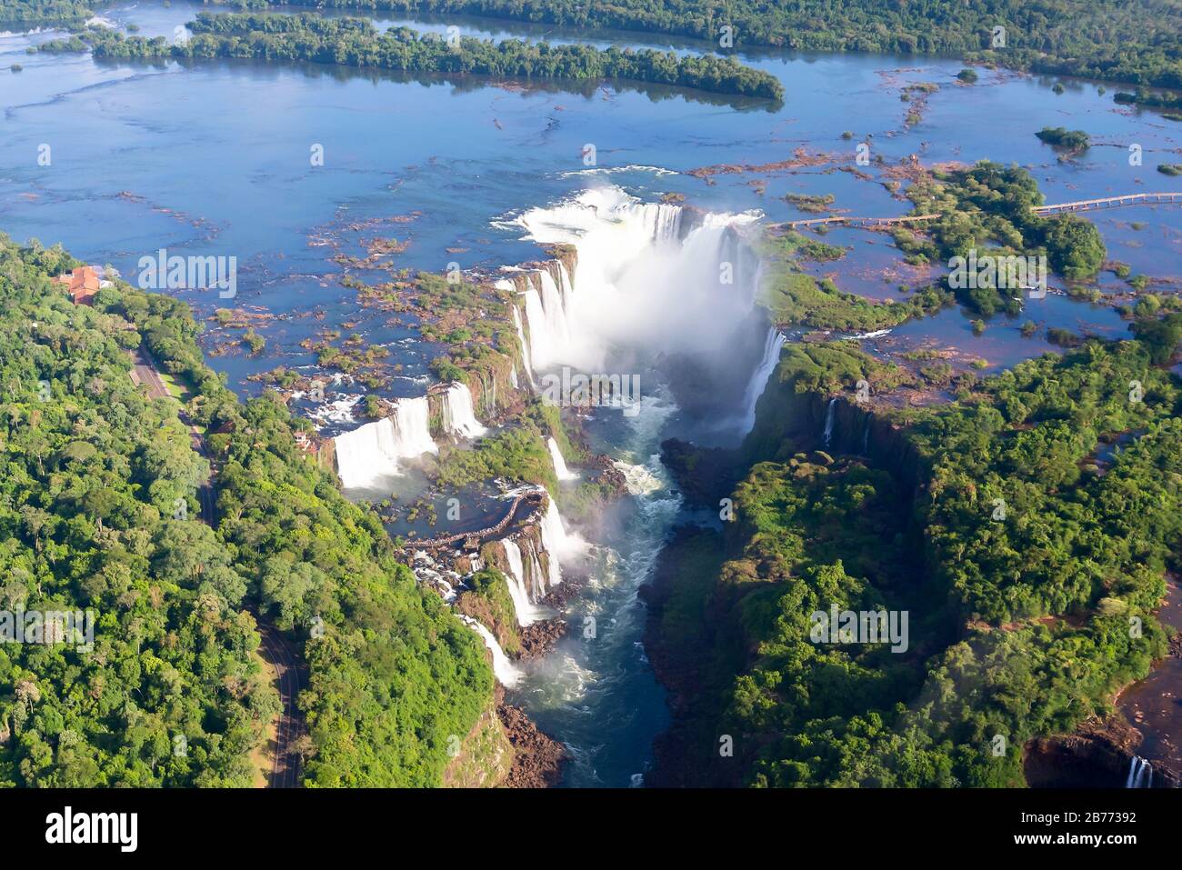 Luftaufnahme der Iguaçu-Wasserfälle in Brasilien und Argentinien. Touristenattraktion in Südamerika, die von der UNESCO gelistet wird. Auch als Iguazu Wasserfälle bekannt. Stockfoto