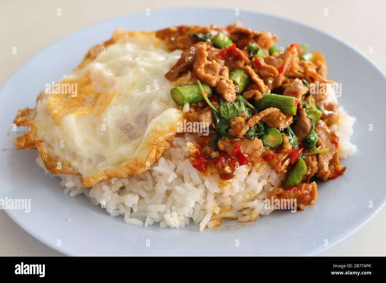 Kao Pad Kra Prao Thailandisches Wort Wurzige Speisen Chiligerichte Oder Thailandischer Reis Mit Schweinefleisch Und Basilikum Thailandische Strassennahrung Stockfotografie Alamy