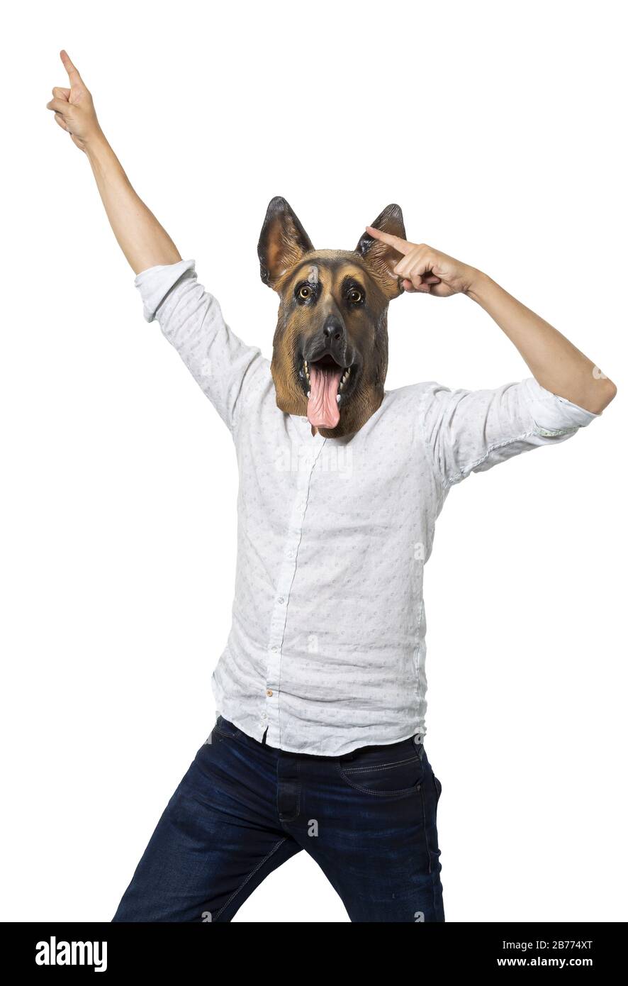 Vertikale Aufnahme eines Männchens in einer Hundemaske exprimierend Glück auf weißem Hintergrund Stockfoto