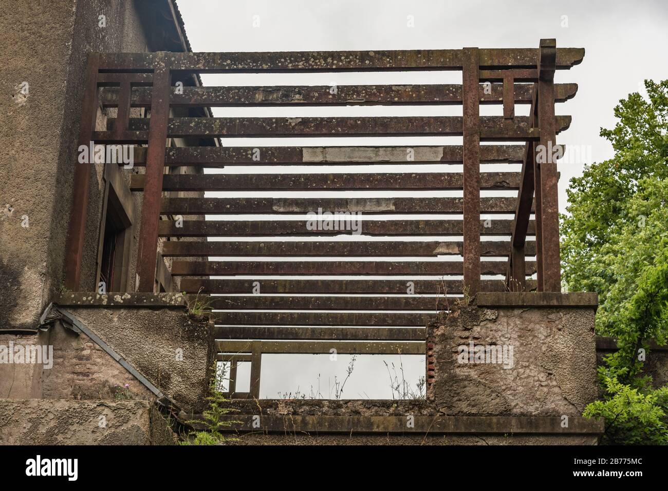 Pergola eingebettet in ein altes abgerissenes Gebäude Stockfoto