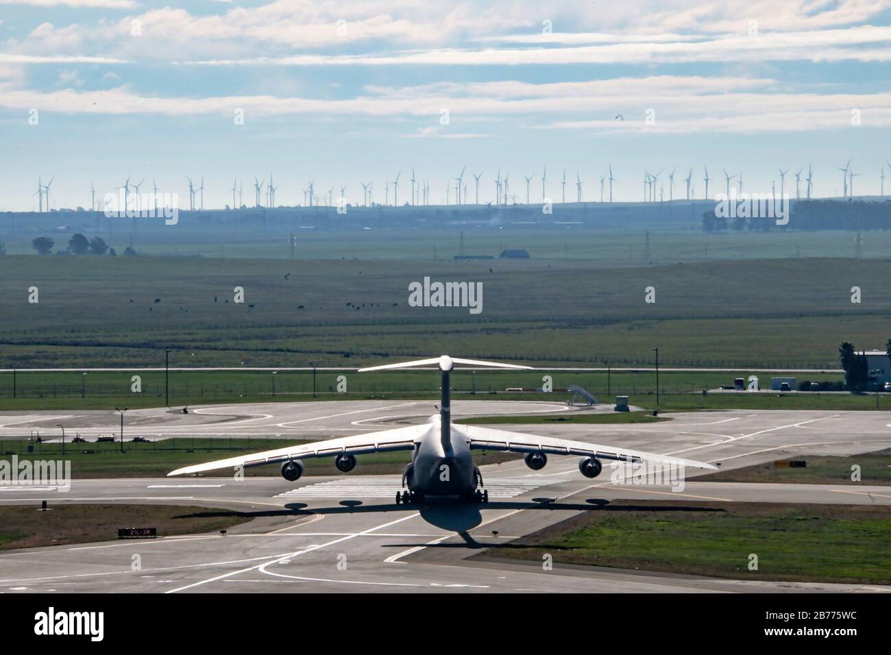A U.S. Air Force C-5M Super Galaxy Taxis to a Runway 11. März 2020, at Travis Air Force Base, California. Die fliegenden Geschwaders von Travis führen täglich Flugeinsätze durch, um die Fähigkeiten ihrer Piloten und ihrer Flugzeuge in gutem Arbeitsalltag zu halten. (USA Luftwaffenfoto von Senior Airman Christian Conrad) Stockfoto