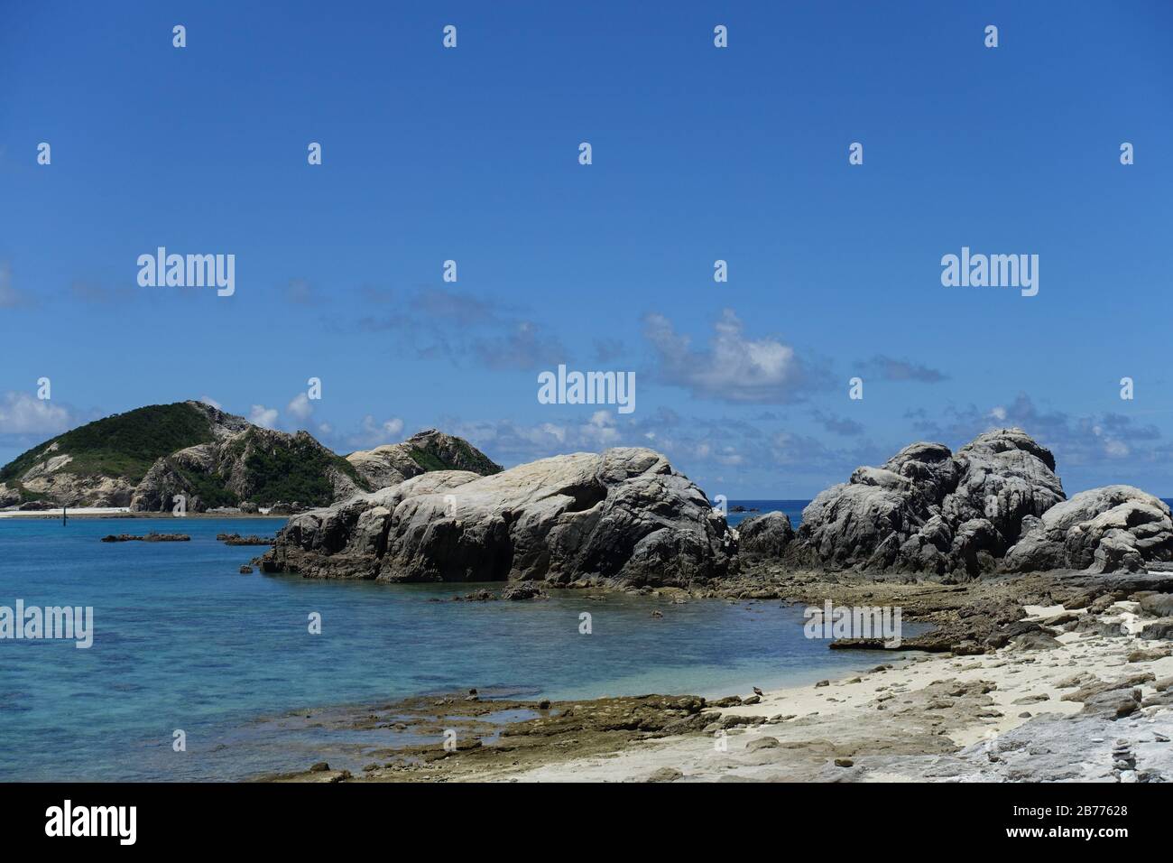 Okinawa Japan - Tokashiki Island Aharen Beach mit Felsen Stockfoto